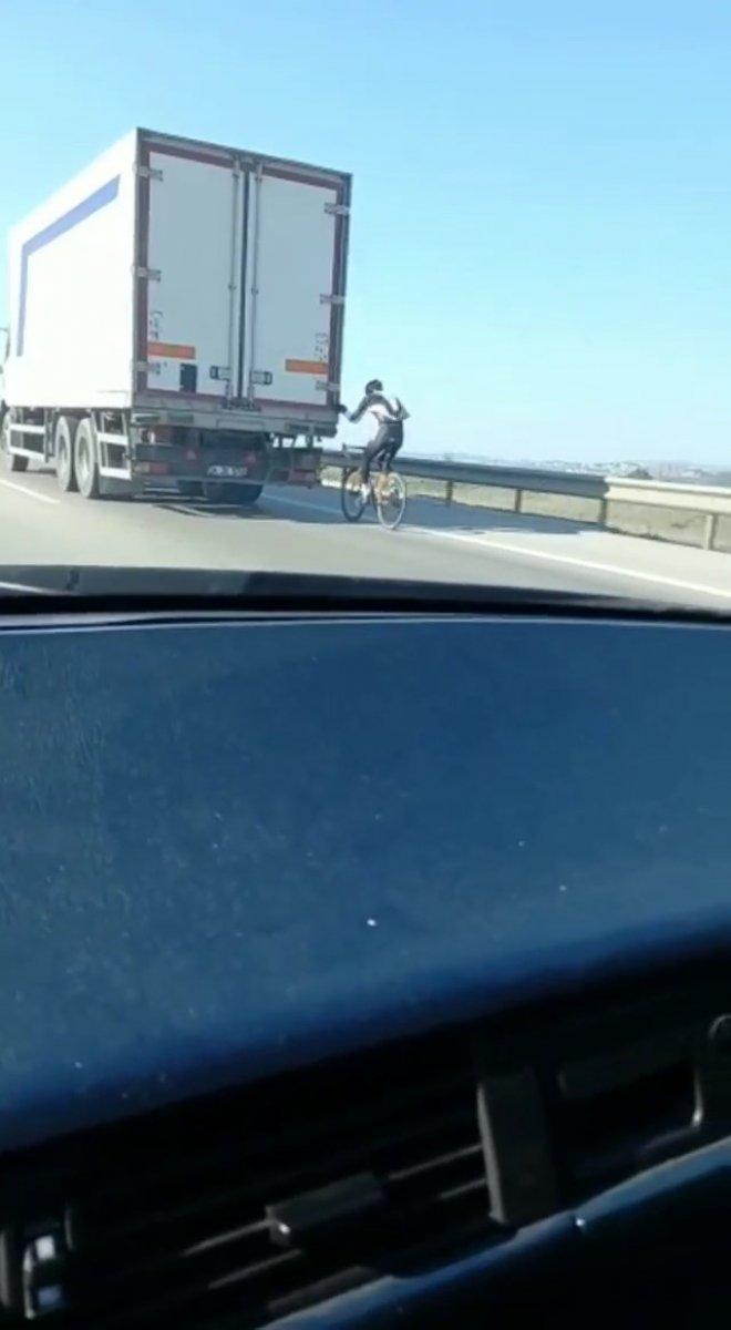 Bursa'da bisikletli sürücünün tehlikeli yolculuğu kamerada