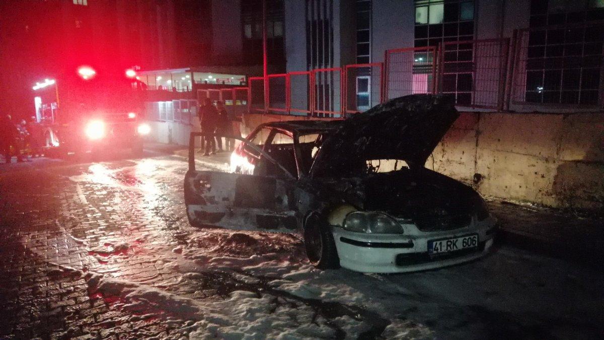 Kocaeli'de 4 kişilik aile, yanan araçlarından son anda çıktı