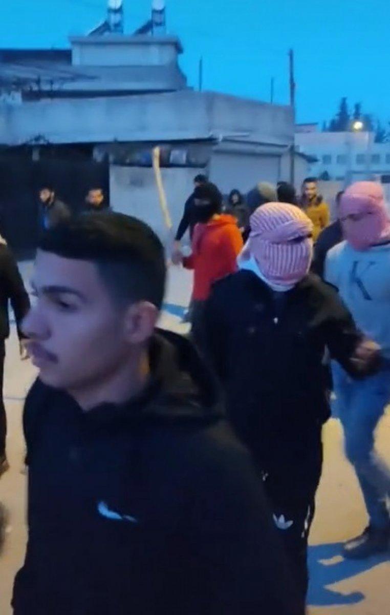 Adana'da Suriyeli gençler, sokakta sopa ve döner bıçağıyla yürüdü