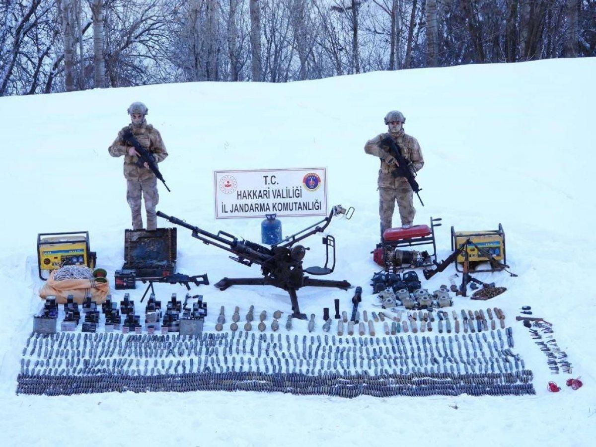 Hakkari'de operasyon: Mühimmatlara el konuldu