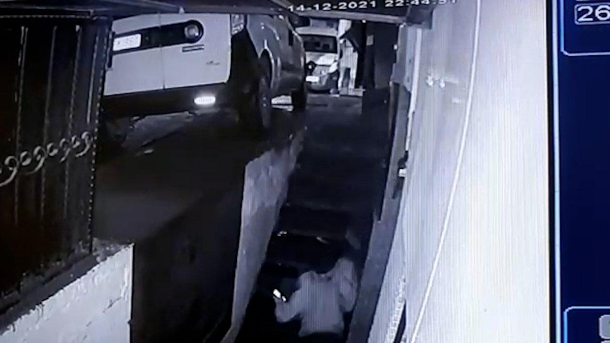 Kağıthane'de telefonuna bakan genç, merdiven boşluğuna düştü