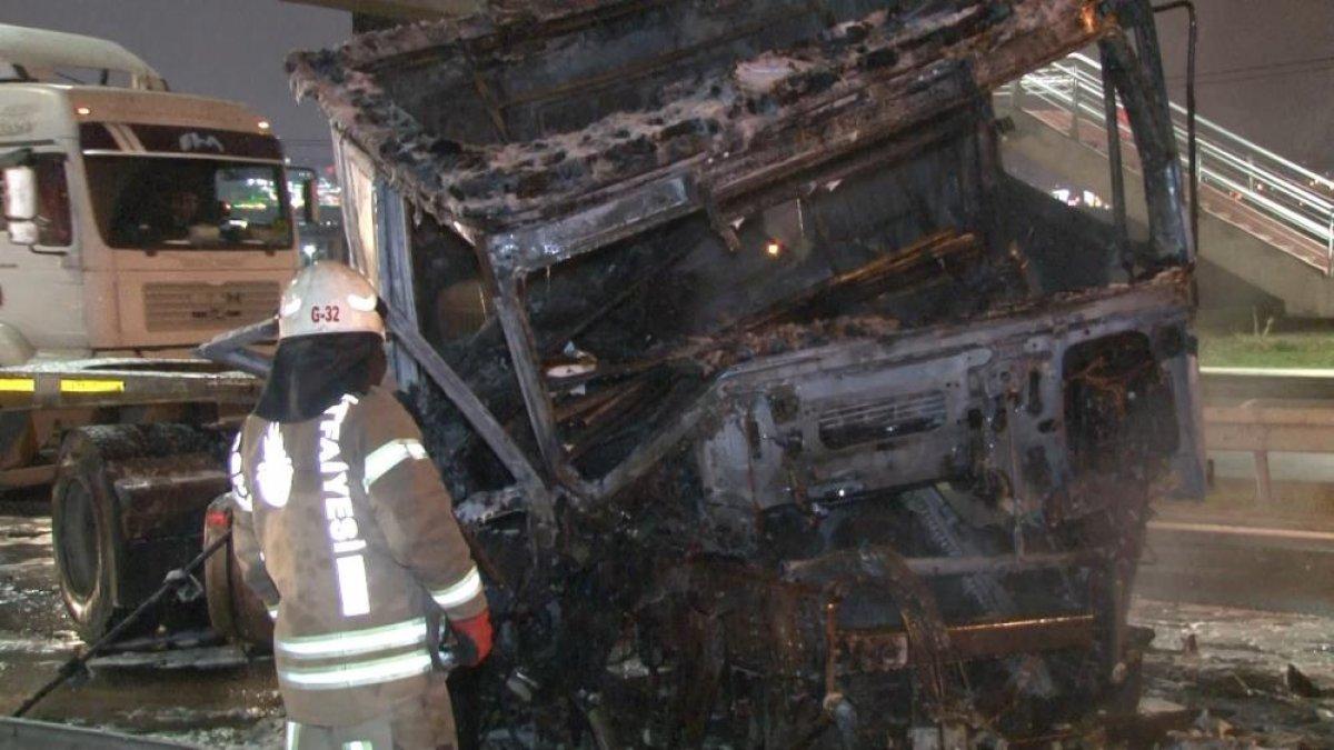 Beylikdüzü’nde işçi servisine çarpmamak için manevra yapan tır, başka bir tıra çarptı