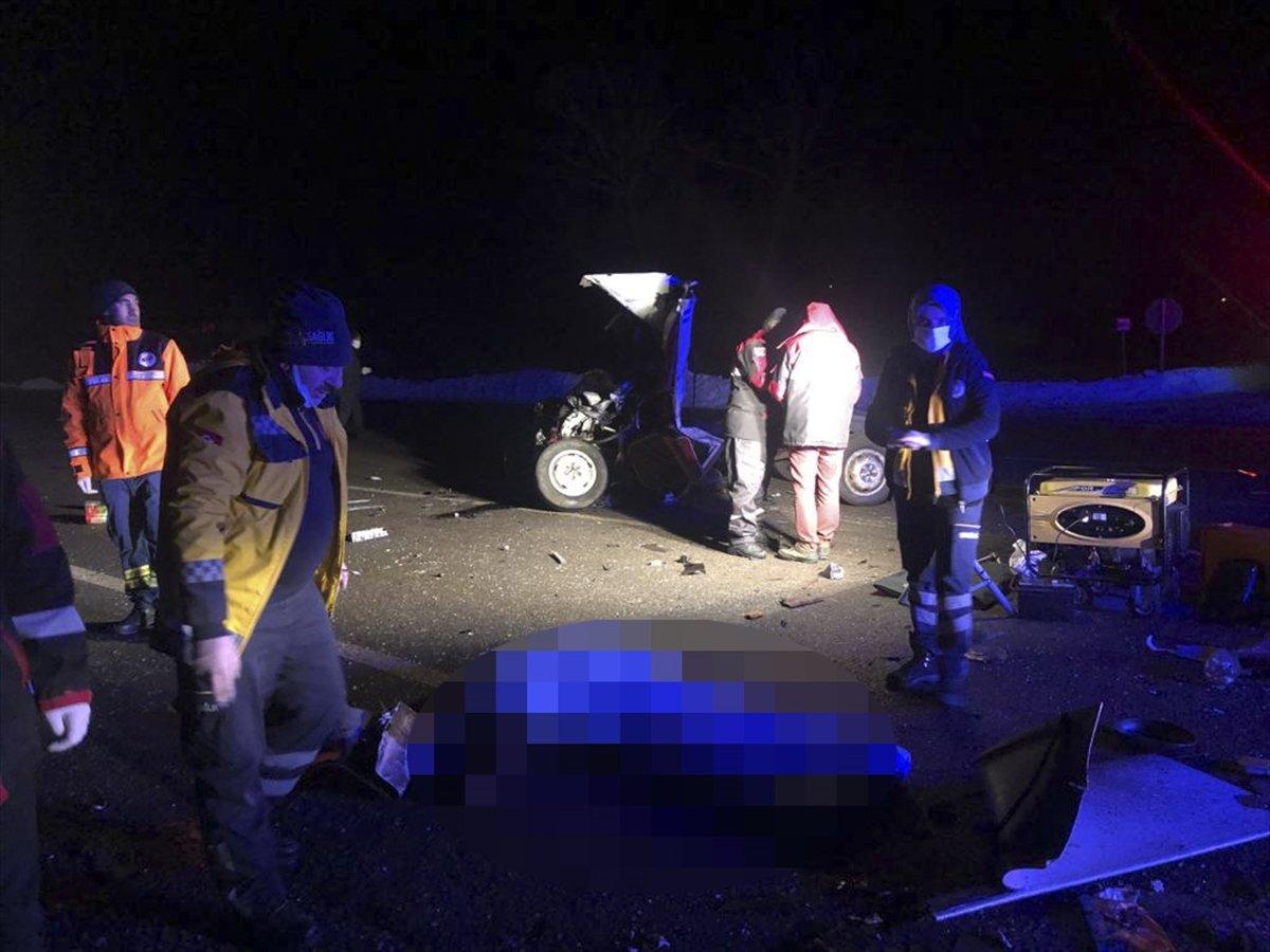 Sivas'ta yolcu otobüsü ile kamyonet çarpıştı: 2 ölü 19 yaralı