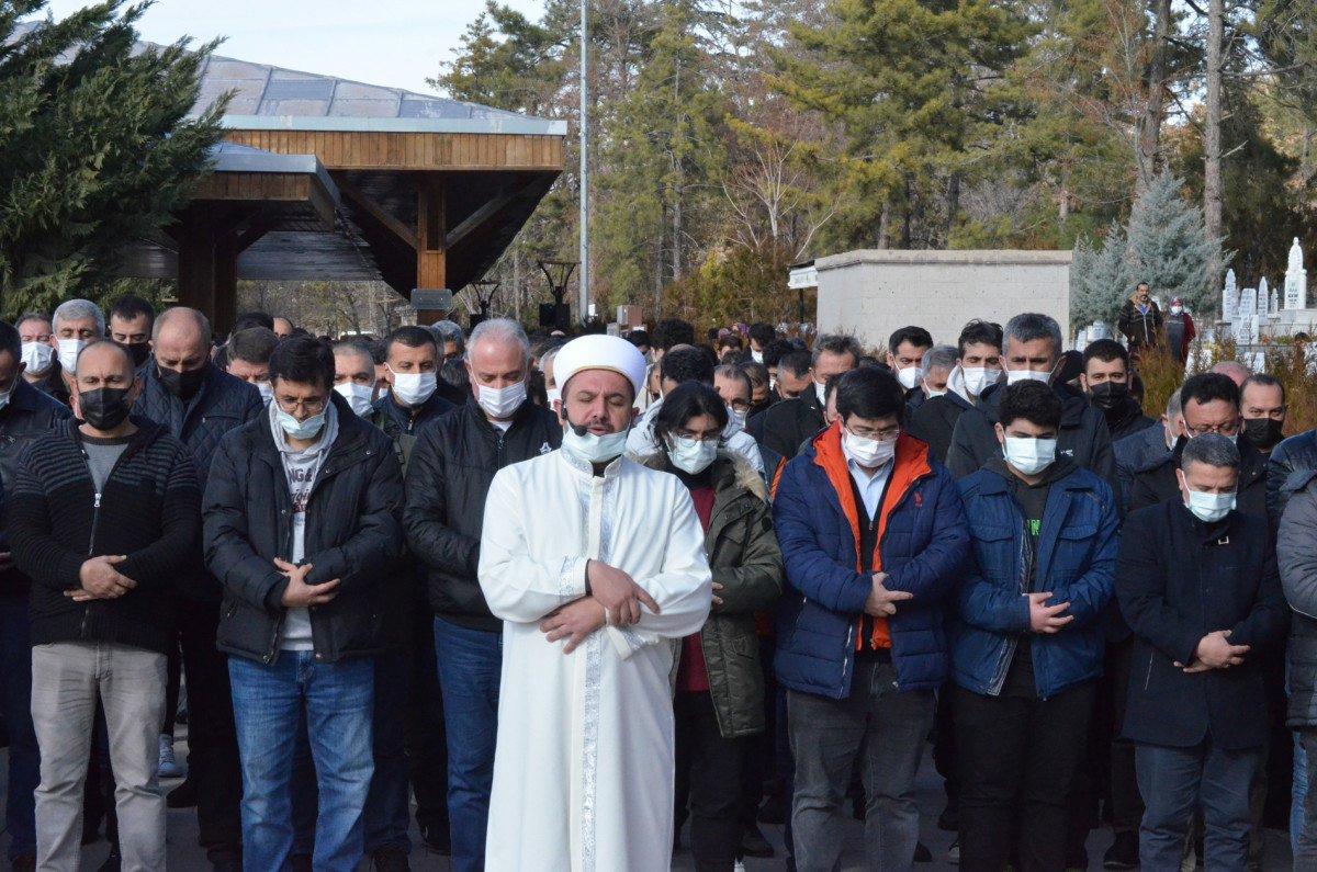 Ankara'da koronavirüsten ölen aile hekimi toprağa verildi