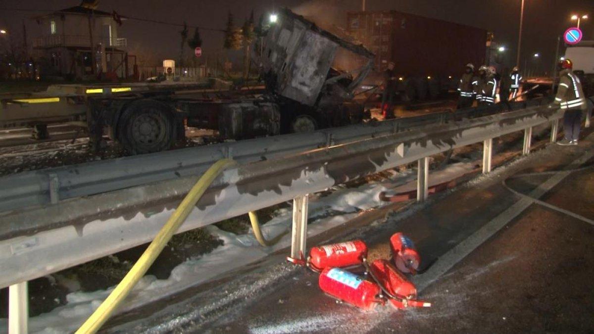 Beylikdüzü’nde işçi servisine çarpmamak için manevra yapan tır, başka bir tıra çarptı