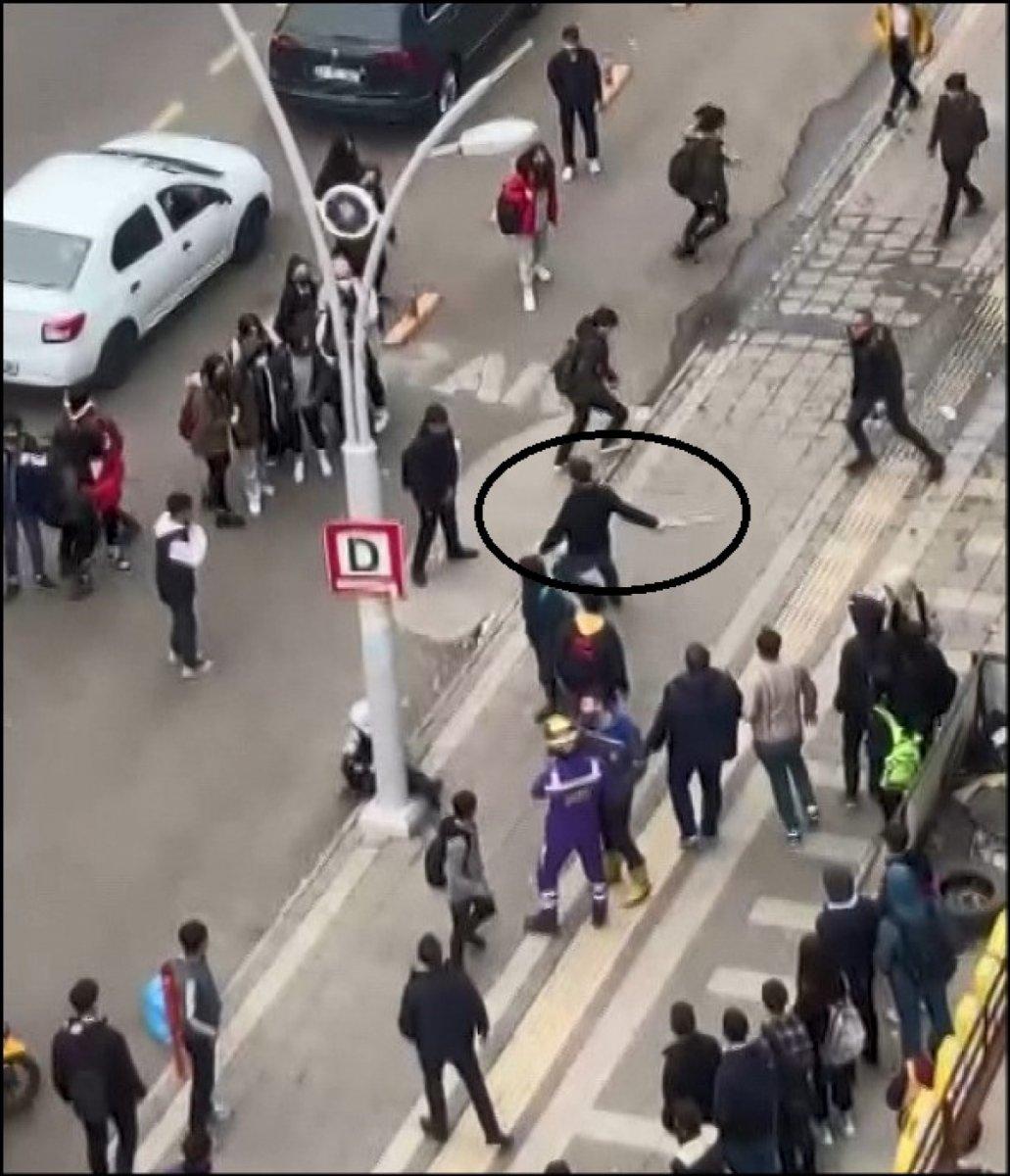 Diyarbakır'da liselilerin kavgasına esnaf müdahale etti