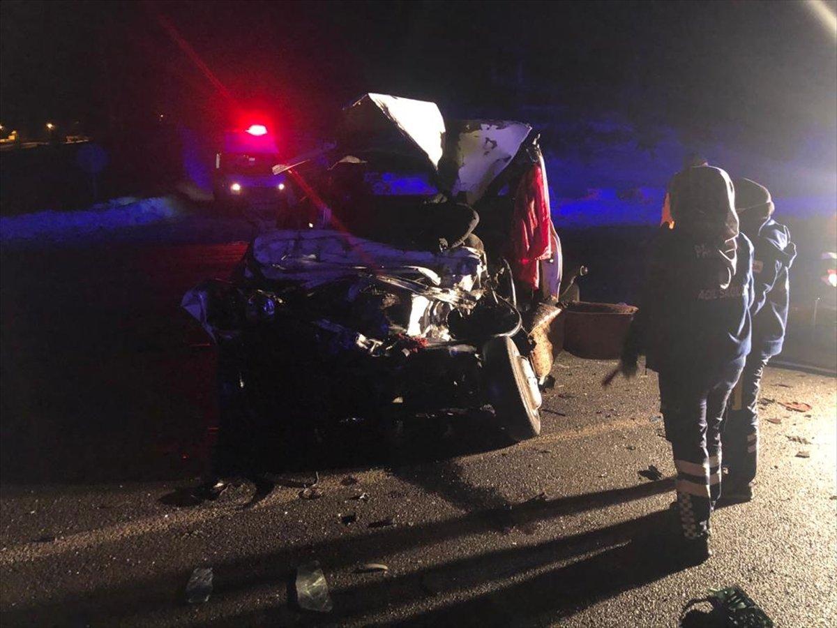 Sivas'ta yolcu otobüsü ile kamyonet çarpıştı: 2 ölü 19 yaralı