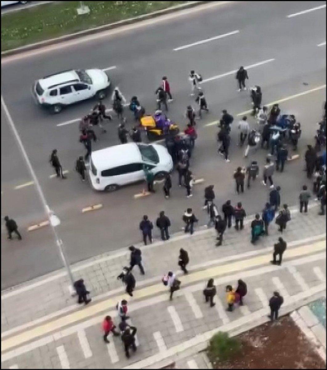 Diyarbakır'da liselilerin kavgasına esnaf müdahale etti