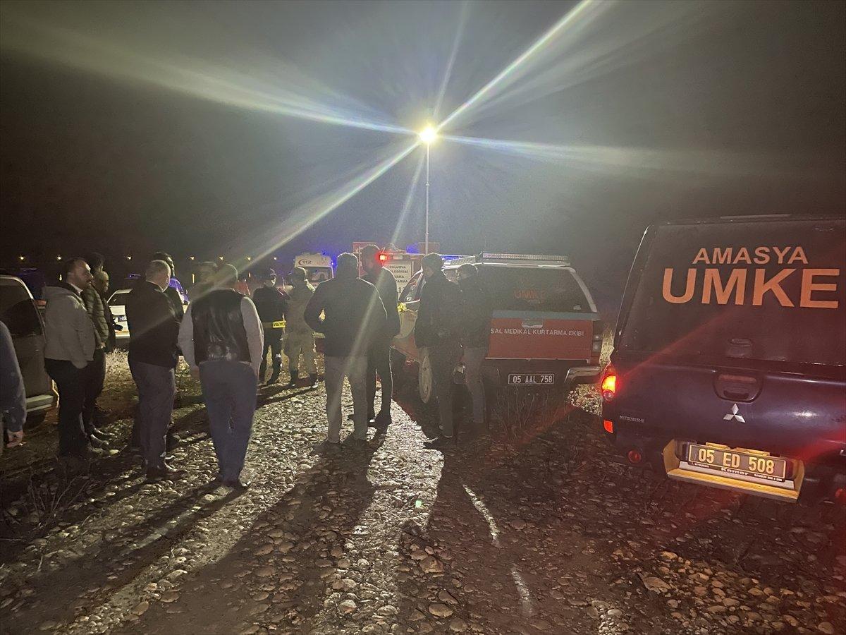 Amasya'da baraj gölünde botları batan 2 kişiden biri kayboldu