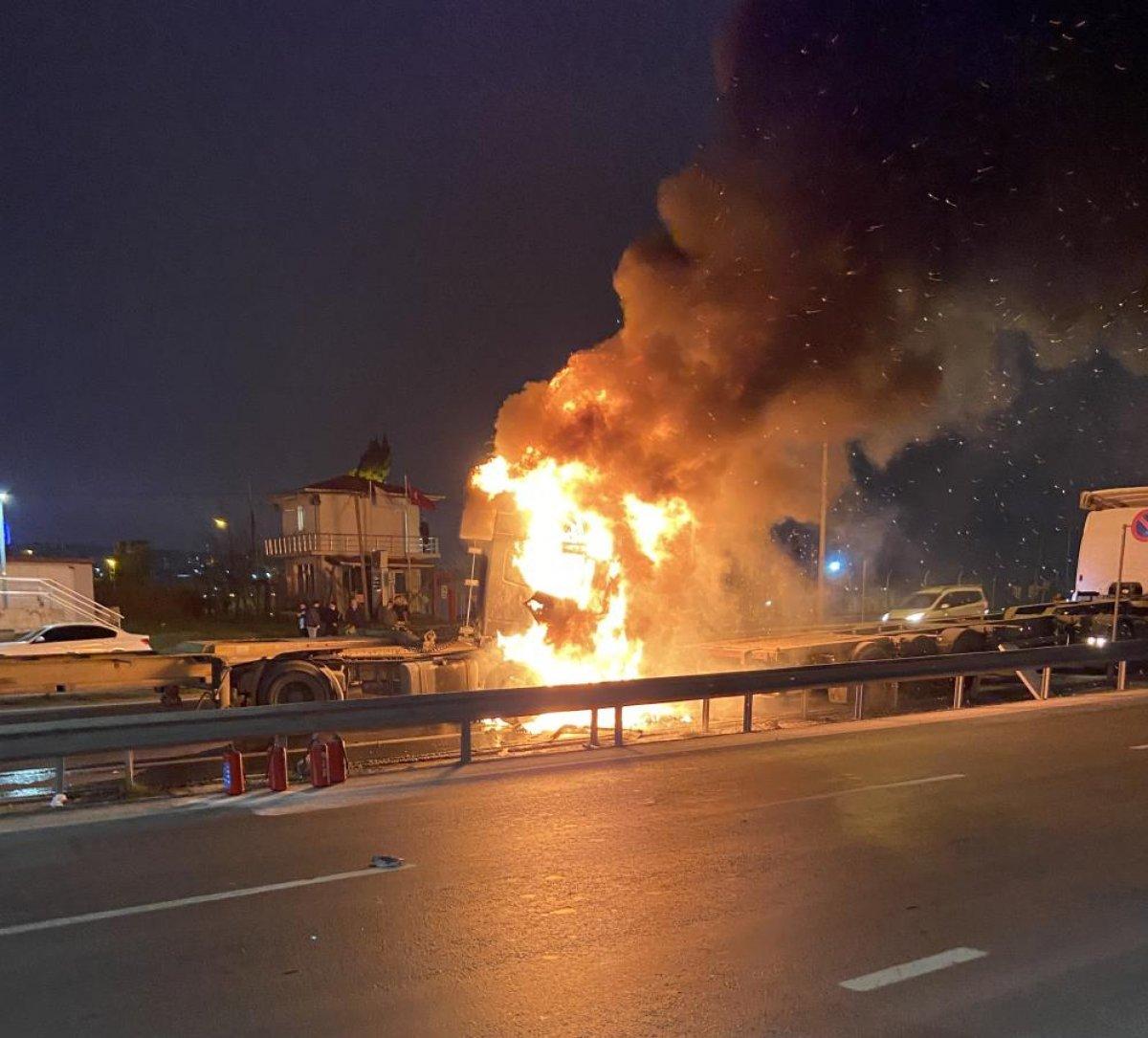 Beylikdüzü’nde işçi servisine çarpmamak için manevra yapan tır, başka bir tıra çarptı