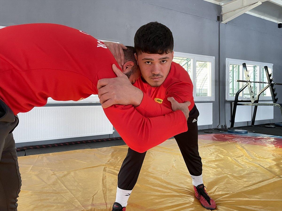 İşitme engelli milli güreşçi Ahmet Erfidan, olimpiyatları hedefledi