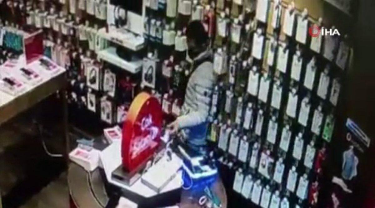 Arnavutköy'de stanttaki telefonu çalan hırsız kamerada