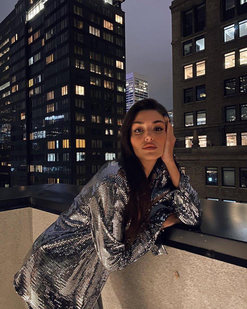 Hande Erçel, Türkiye’nin en şık kadını seçildi