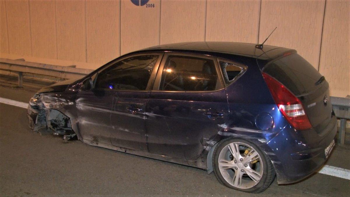 Maltepe'de makas atarken bariyerlere daldı, aracı bırakıp kaçtı