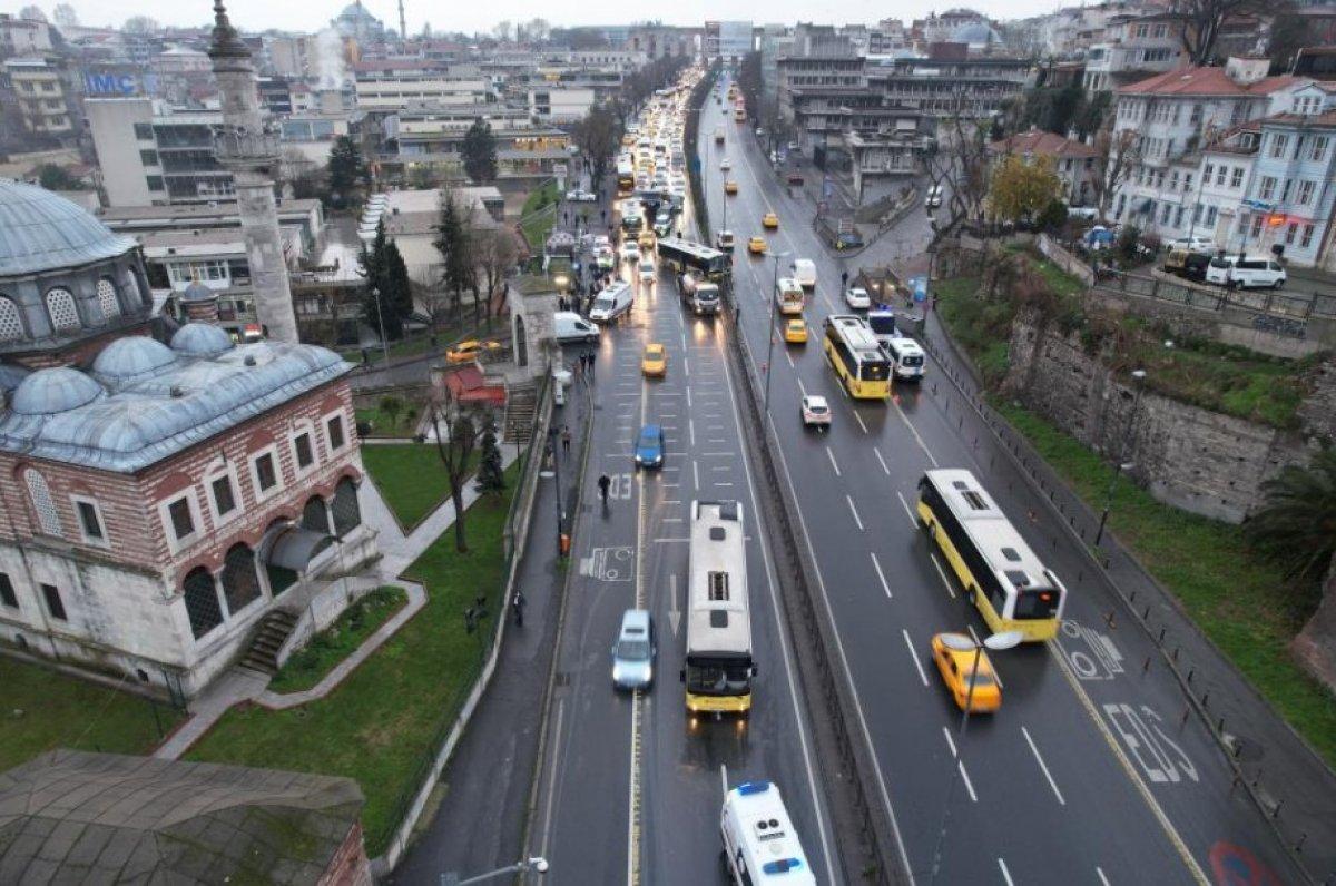 İstanbul'da iki İETT otobüsü çarpıştı