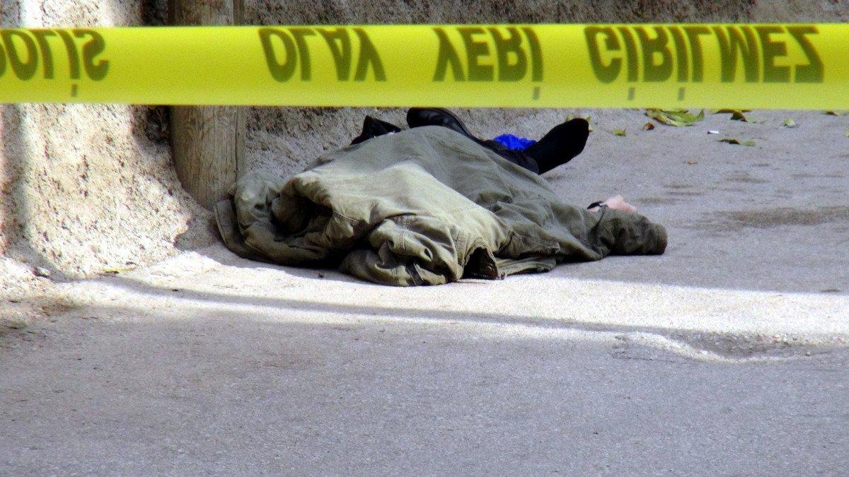 Adana’da uyuşturucudan ölen oğlunu görünce fenalık geçirdi