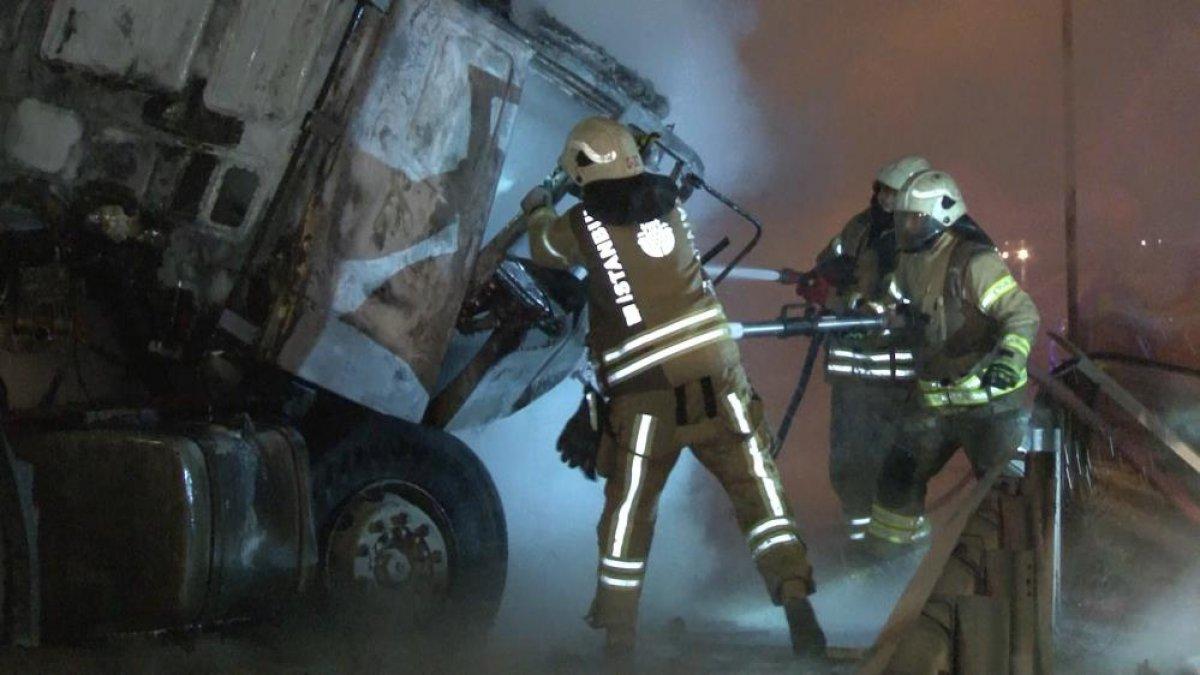 Beylikdüzü’nde işçi servisine çarpmamak için manevra yapan tır, başka bir tıra çarptı