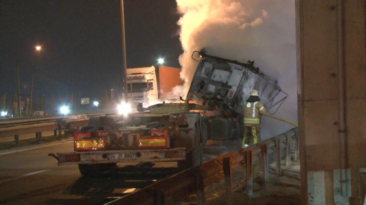 Beylikdüzü’nde işçi servisine çarpmamak için manevra yapan tır, başka bir tıra çarptı