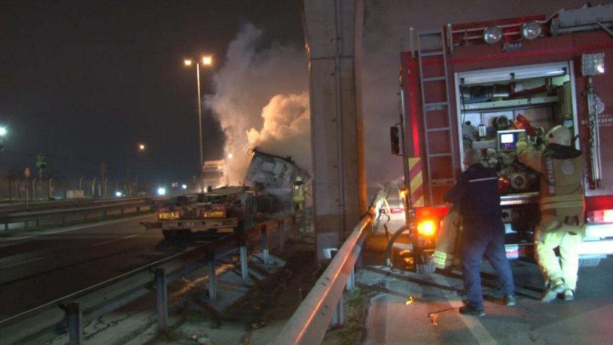 Beylikdüzü’nde işçi servisine çarpmamak için manevra yapan tır, başka bir tıra çarptı