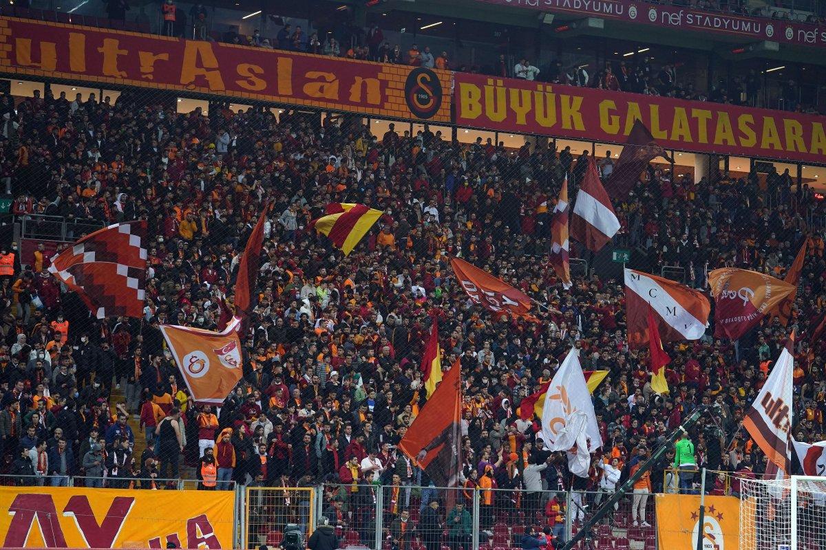 Galatasaray taraftarından yönetime tepki