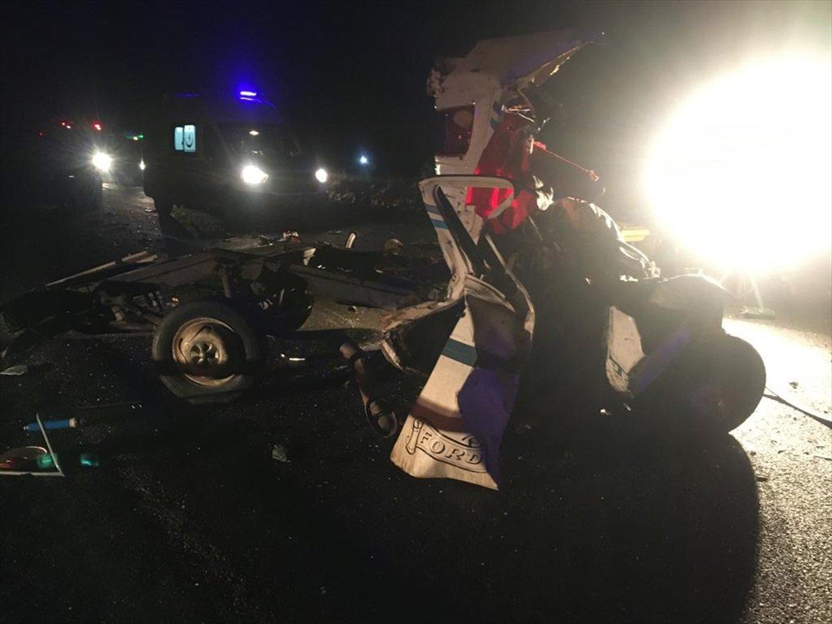 Sivas'ta yolcu otobüsü ile kamyonet çarpıştı: 2 ölü 19 yaralı