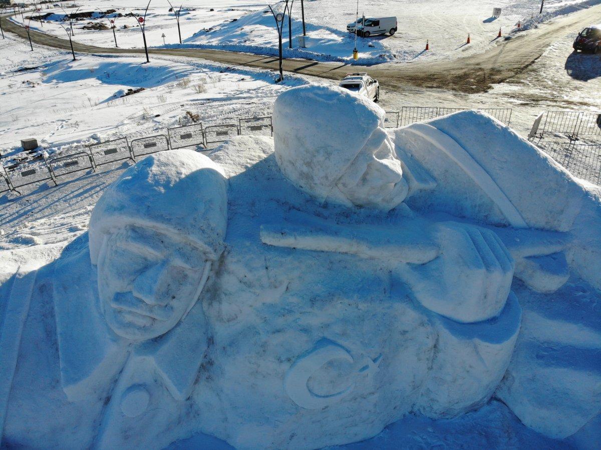 Sarıkamış şehitlerinin mücadelesini yansıtan kardan heykeller