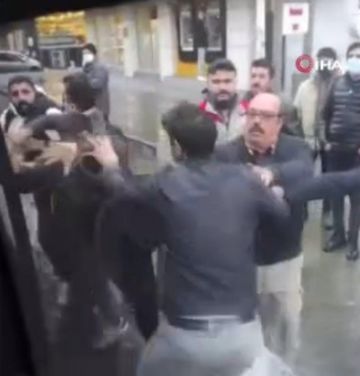 Esenyurt'ta yer kalmayınca yolcu almayan minibüs şoförüne darp