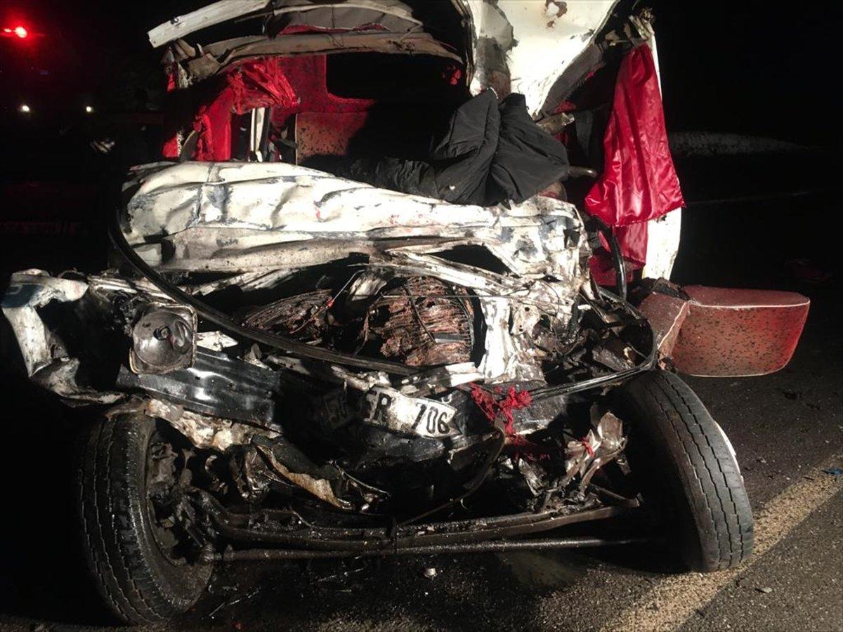 Sivas'ta yolcu otobüsü ile kamyonet çarpıştı: 2 ölü 19 yaralı