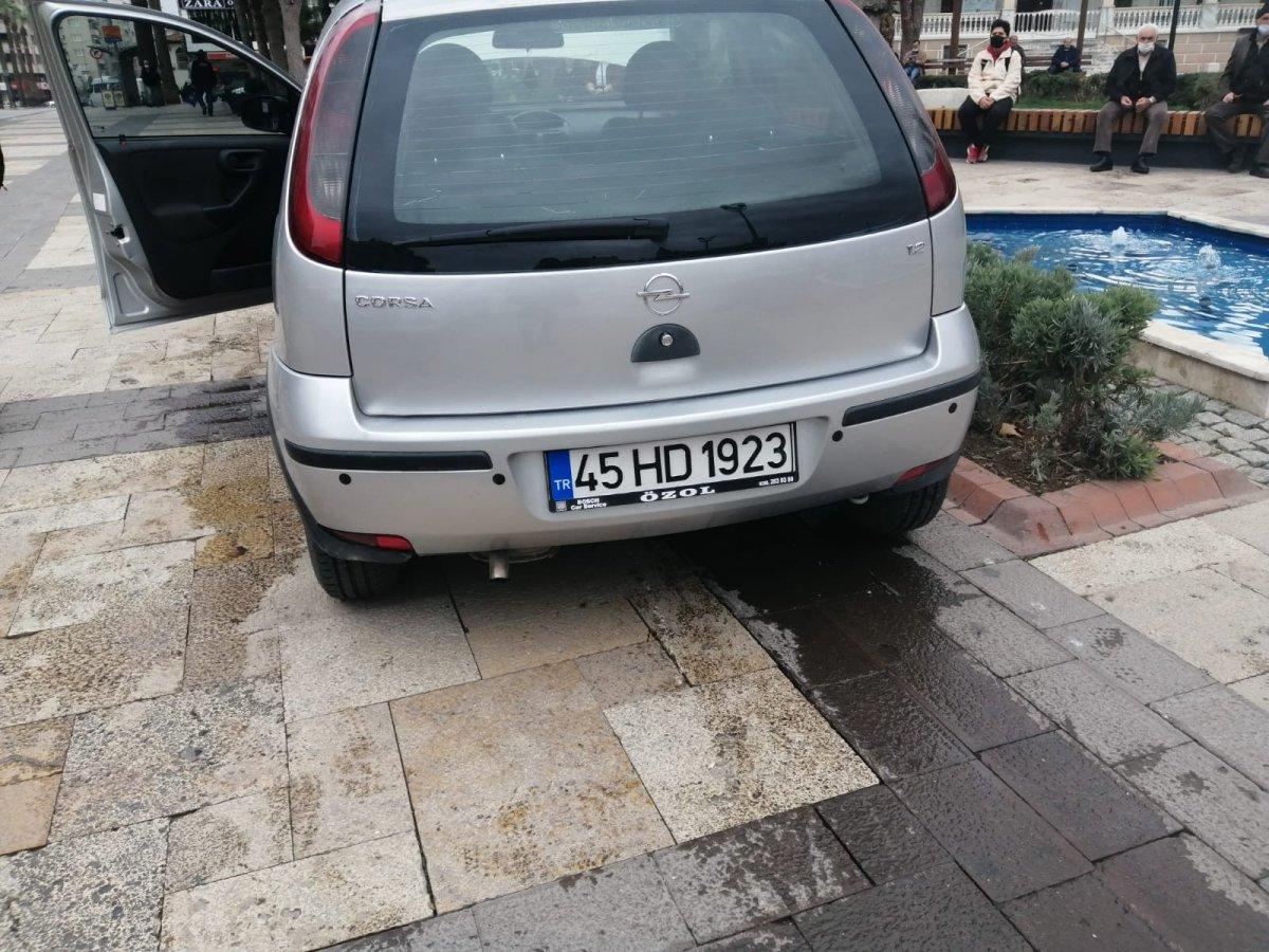 Denizli'de otomobiliyle trafik ışıklarını söküp götürdü