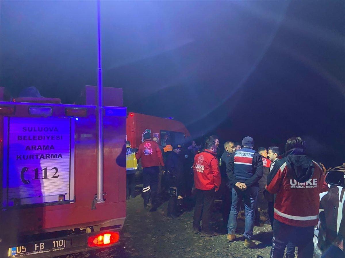 Amasya'da baraj gölünde botları batan 2 kişiden biri kayboldu