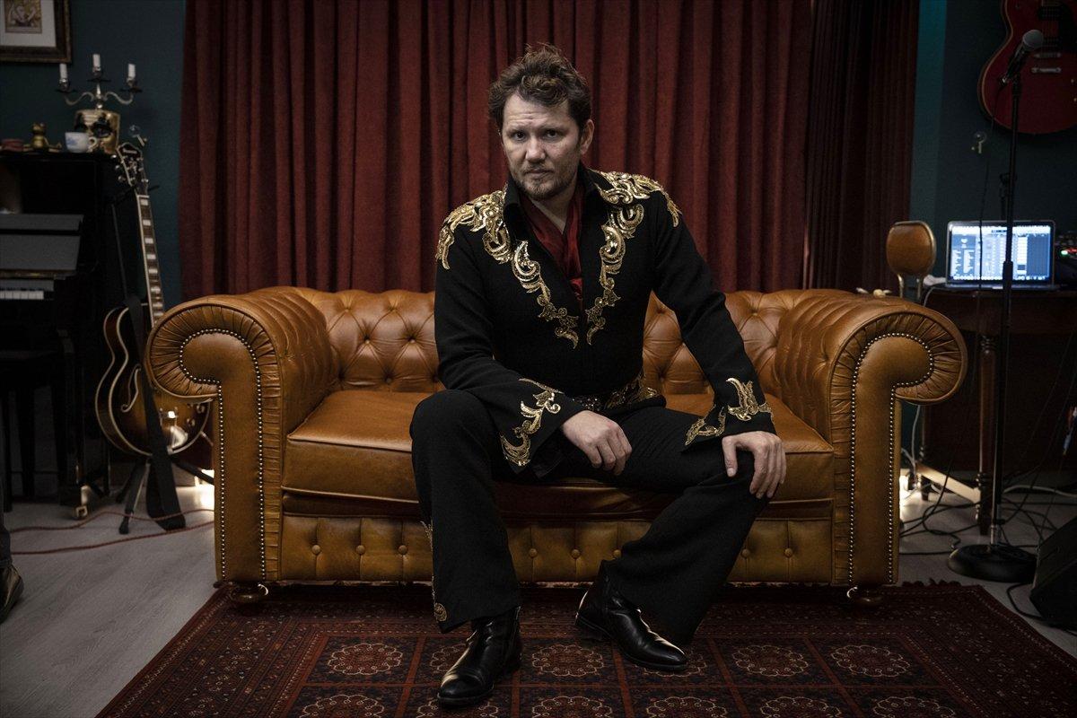 Müzik tutkunu diş hekimi, stüdyosunda Elvis Presley şarkılarını seslendiriyor