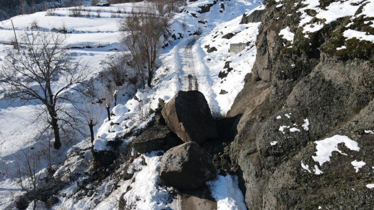 Artvin'de düşen kaya parçası yolu kapattı