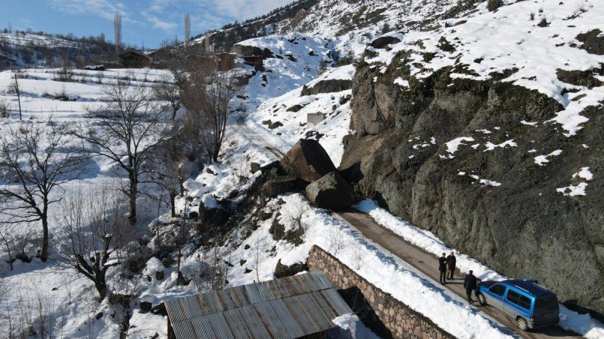 Artvin'de düşen kaya parçası yolu kapattı