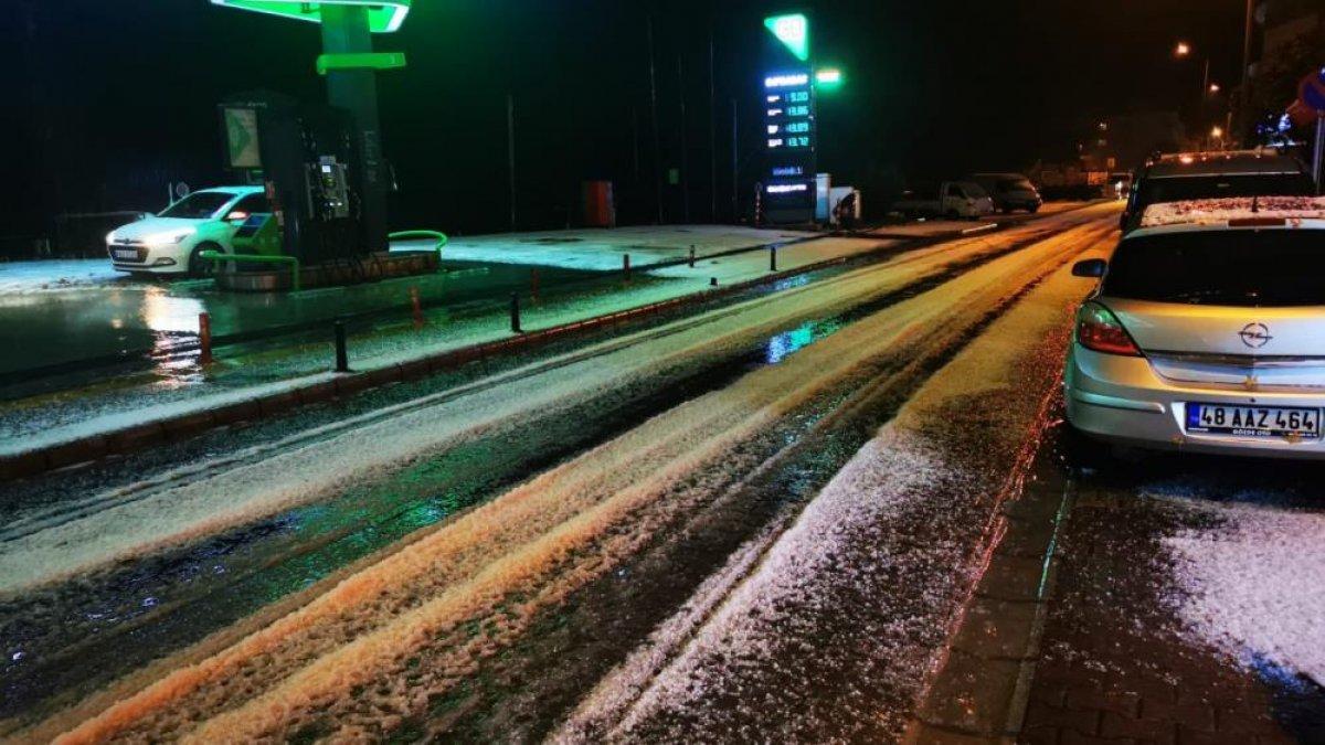 Marmaris'te dolu yağışı, tüm ilçede etkili oldu