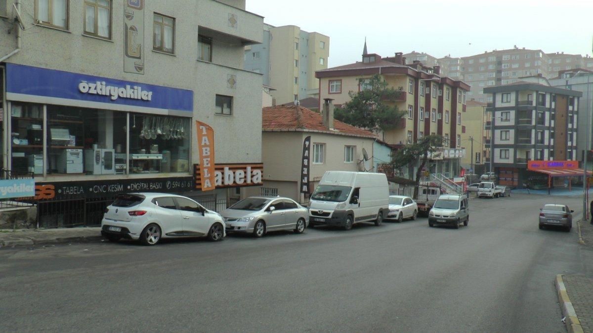 Ümraniye'de aşırı hız yapan sürücü 3 araca çarptı