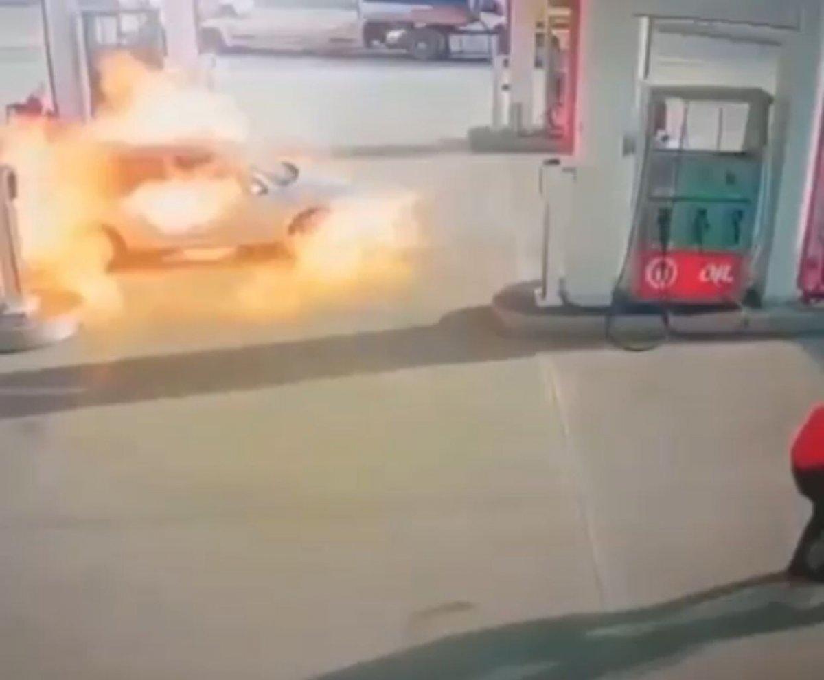 Batman’da, akaryakıt istasyonunda otomobil alev alev yandı