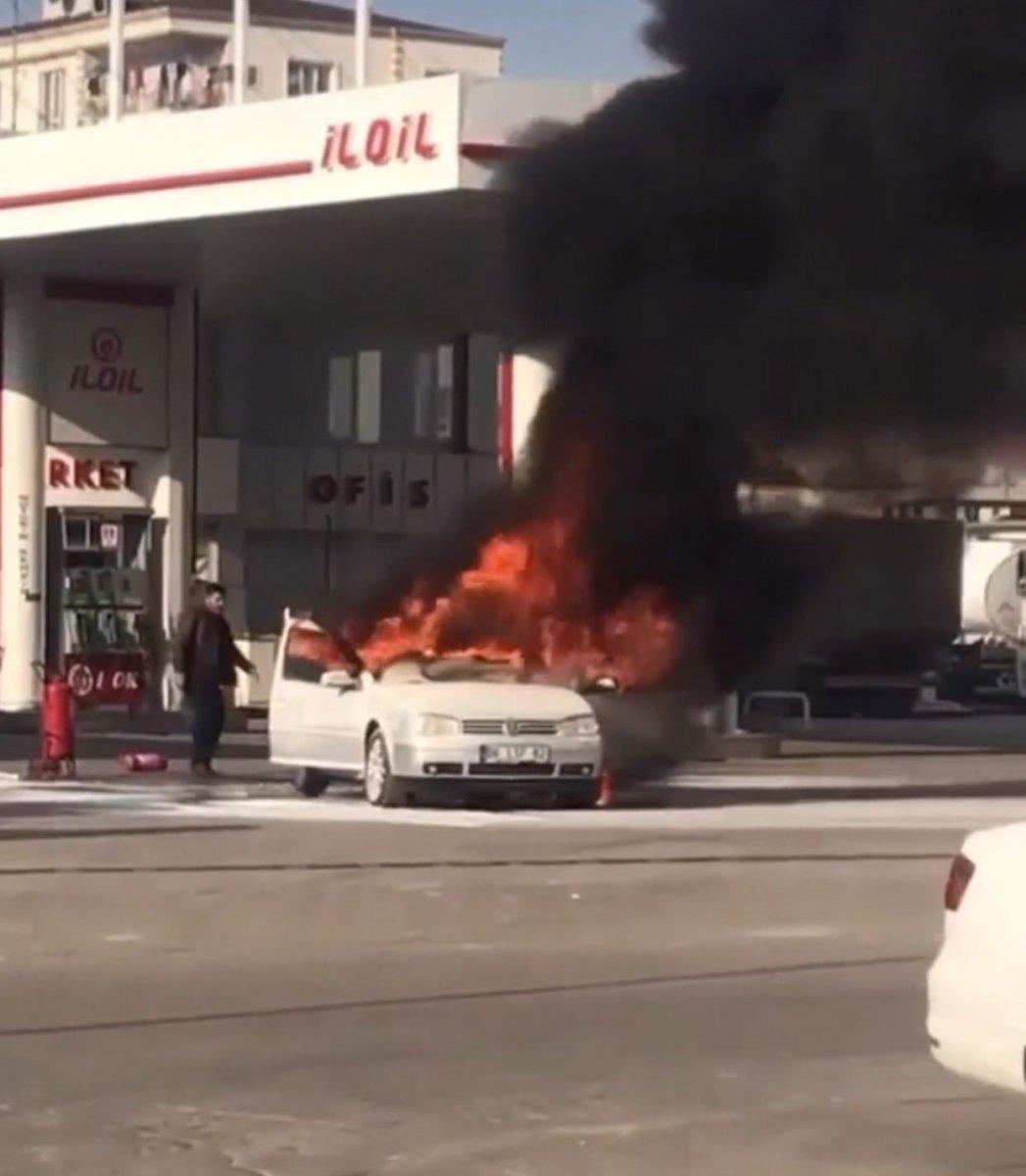 Batman’da, akaryakıt istasyonunda otomobil alev alev yandı