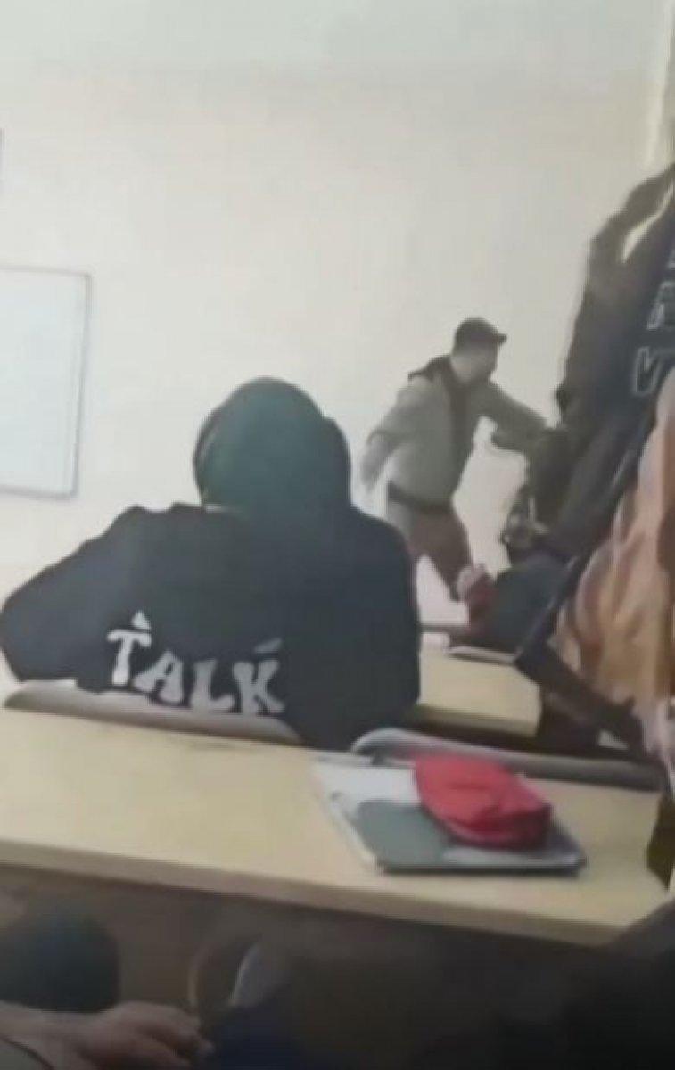 Gaziantep'te lise öğrencisine öğretmen dayağı kamerada