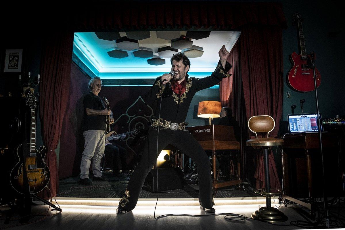 Müzik tutkunu diş hekimi, stüdyosunda Elvis Presley şarkılarını seslendiriyor