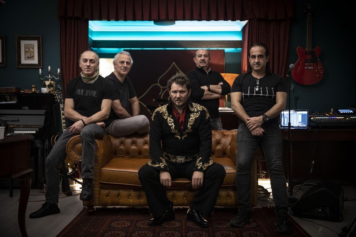 Müzik tutkunu diş hekimi, stüdyosunda Elvis Presley şarkılarını seslendiriyor