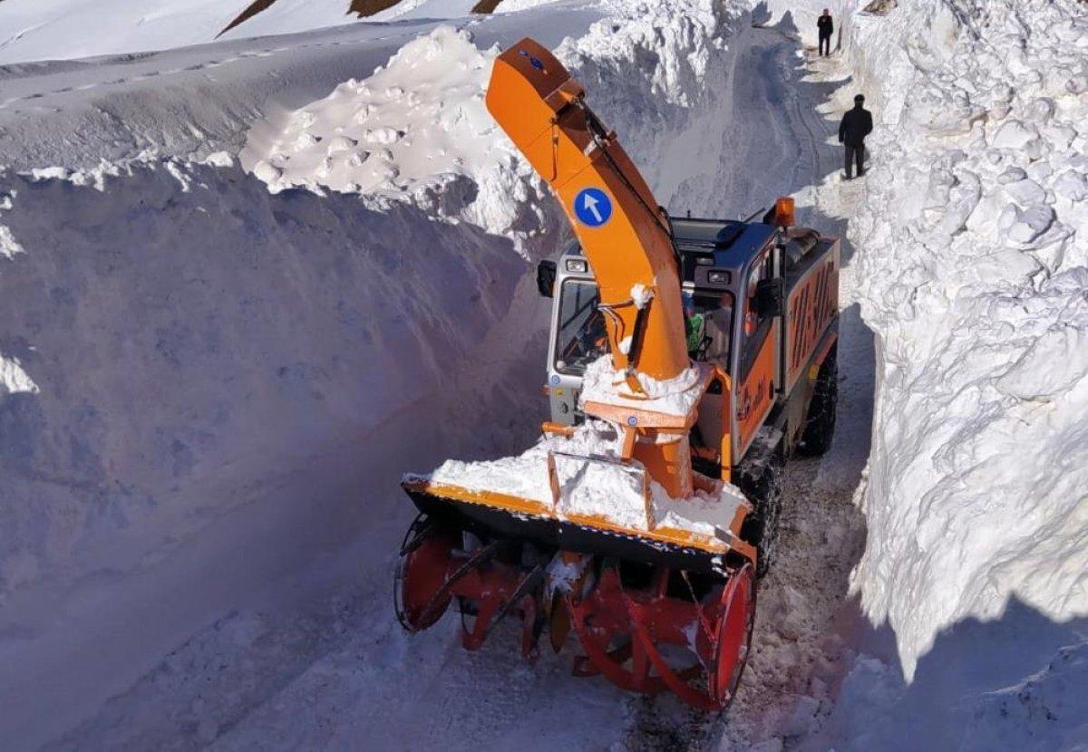 Hakkari'de kar kalınlığı iş makinelerinin boyunu geçti