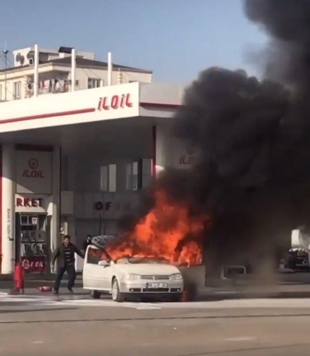 Batman’da, akaryakıt istasyonunda otomobil alev alev yandı