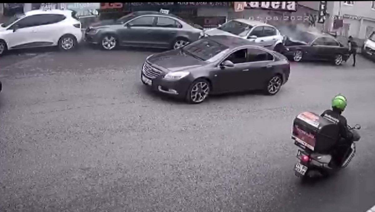 Ümraniye'de aşırı hız yapan sürücü 3 araca çarptı