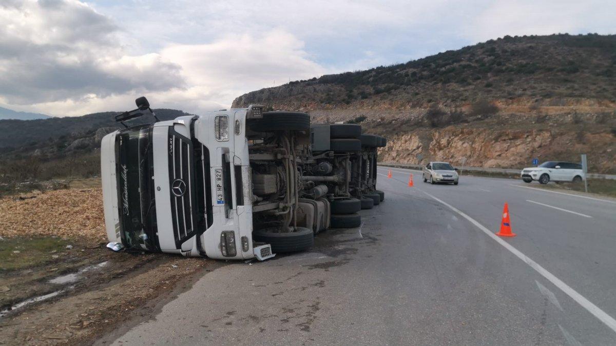 Bursa'da tır devrildi: 20 ton talaş yola saçıldı