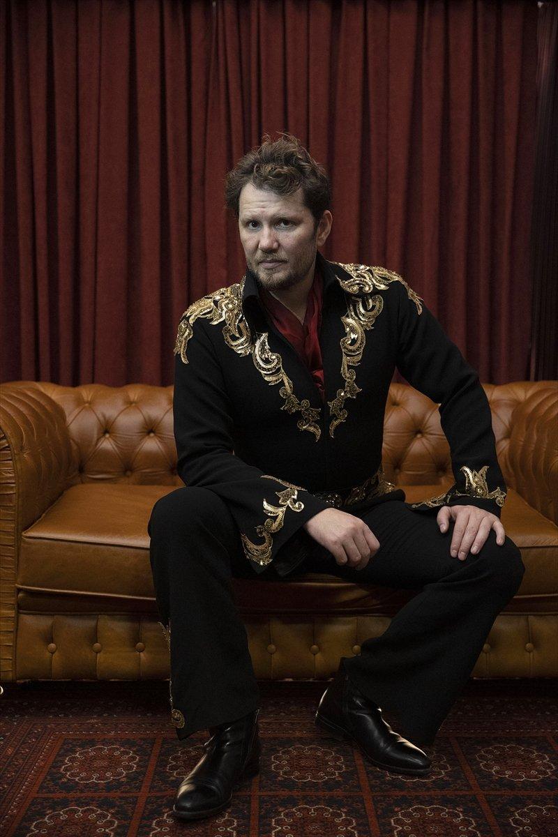 Müzik tutkunu diş hekimi, stüdyosunda Elvis Presley şarkılarını seslendiriyor