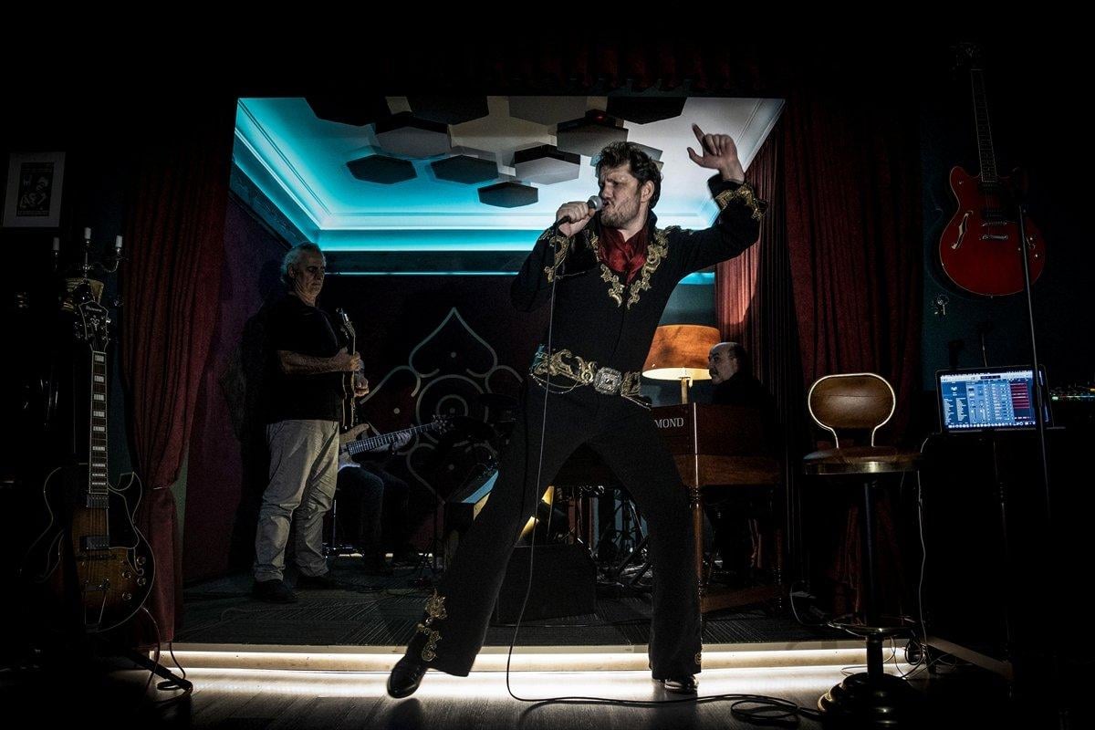 Müzik tutkunu diş hekimi, stüdyosunda Elvis Presley şarkılarını seslendiriyor