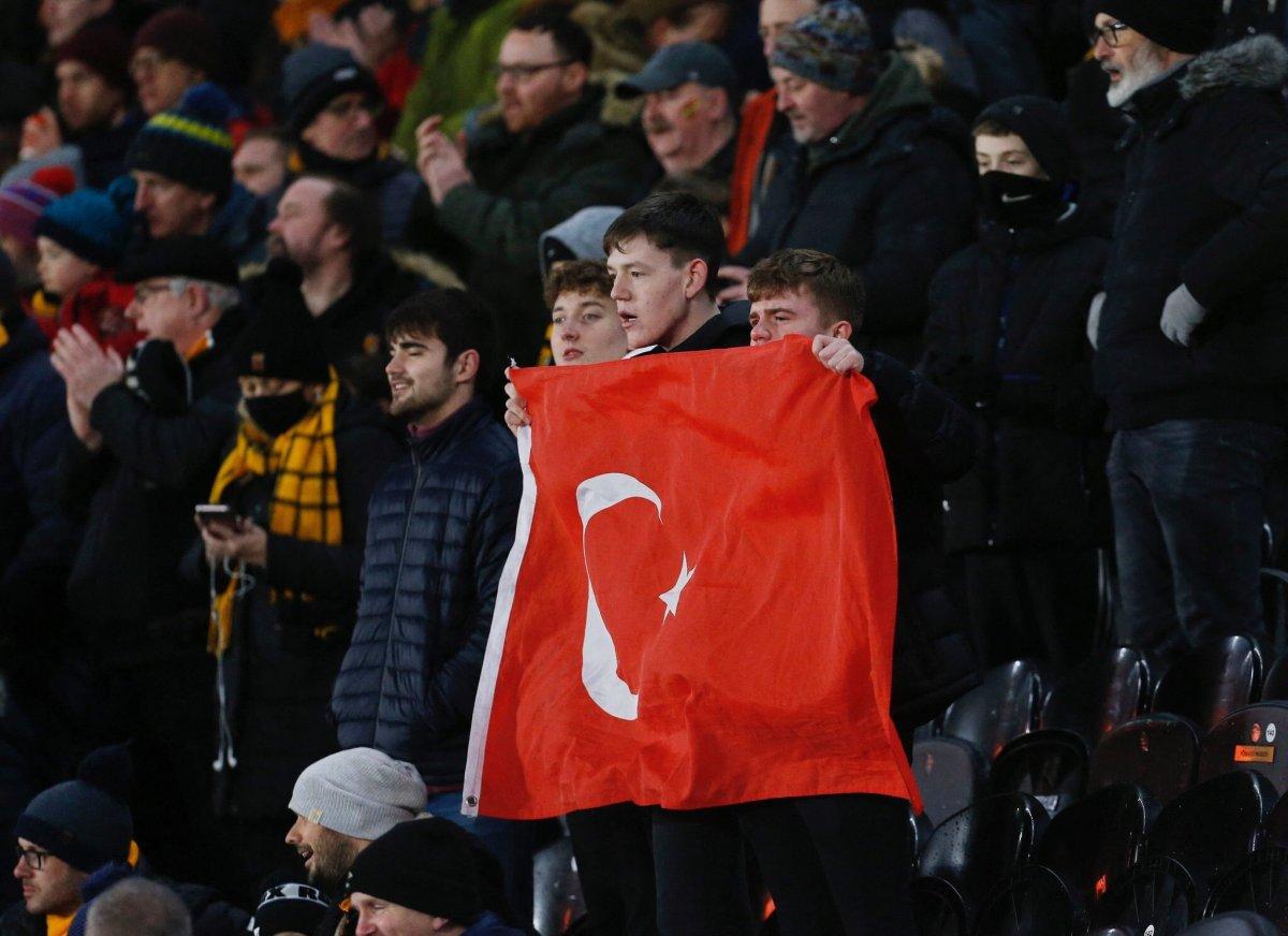 Hull City taraftarları maçı Türk bayraklarıyla takip etti