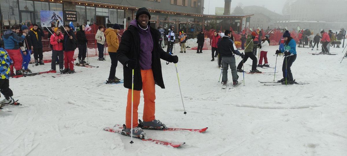 Uludağ'a gelen Afrikalı öğrencinin kar sevinci