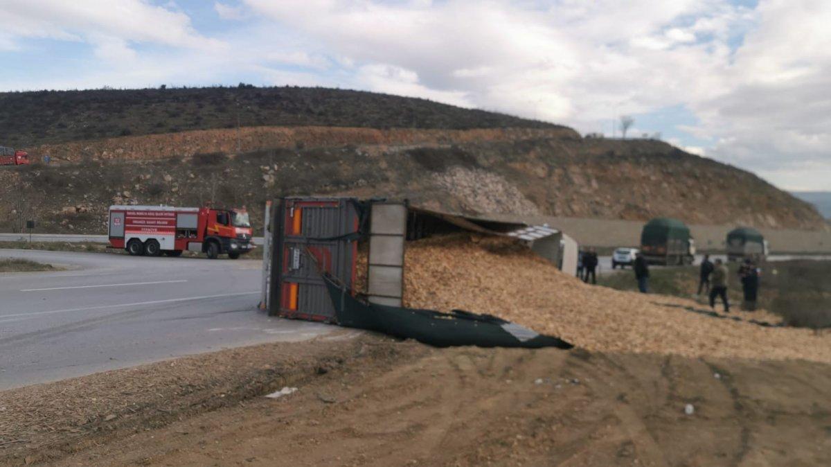 Bursa'da tır devrildi: 20 ton talaş yola saçıldı