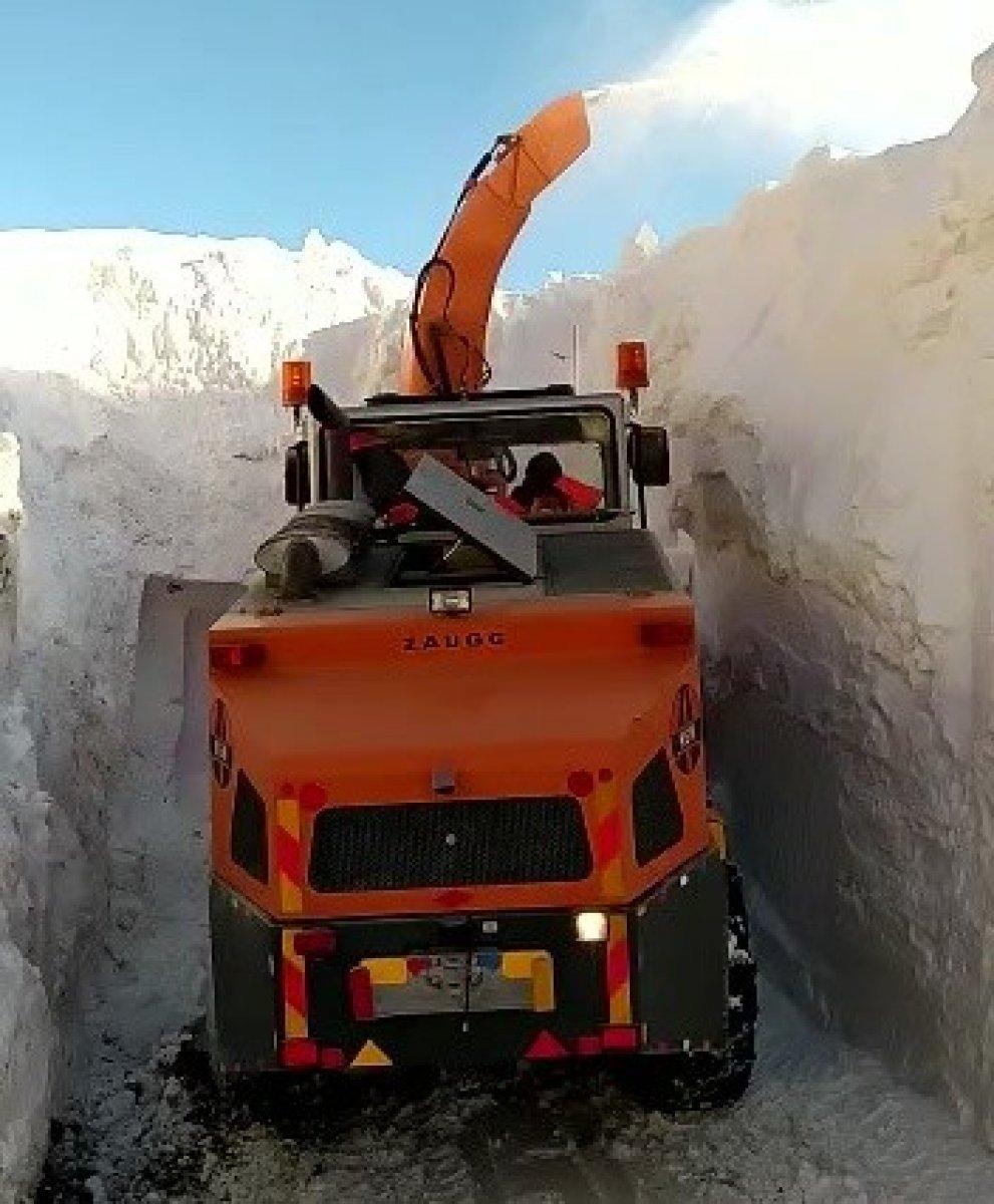Hakkari'de kar kalınlığı iş makinelerinin boyunu geçti